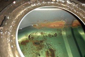 Мокрое дело: откуда в баке появляется вода и как её оттуда удалить - фото