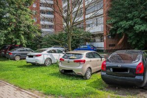 Почему за нарушения во дворах наказывают строже, чем на дороге - фото