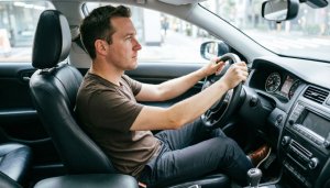 Правильная посадка за рулем автомобиля - фото